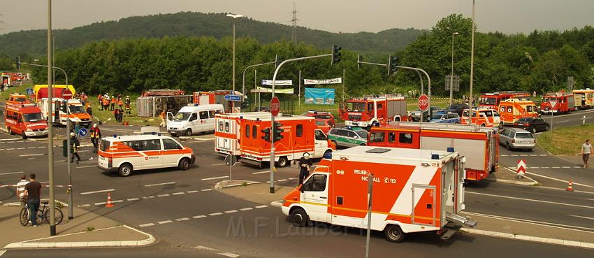 Schwerer Unfall mit Reisebus Lohmar Donrather Dreieck P328.JPG